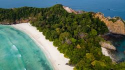 Una spiaggia di sabbia nell'arcipelago di Mergui, Myanmar: veduta dal drone del litorale e della vegetazione.

