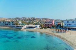 Spiaggia e resort sull'isola greca di Syros, arcipelago delle Cicladi, durante le vacanze estive - © Korpithas / Shutterstock.com