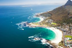 Vista sulla spiaggia e l'oceano a Cape Town, Sudafrica - Sensazionale la vista come è sensazionale viverla: la costa che abbraccia il perimetro della Città del Capo (o Cape ...