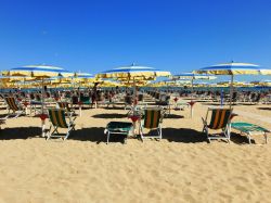 Sdraio e ombrelloni a Pescara, Abruzzo. Il litorale corre a fianco del centro e delle pinete; le spiagge della città sono ampie e con fondali bassi - © Sonia Alves-Polidori / Shutterstock.com ...