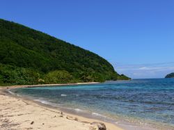 Spiaggia tropicale nell'arcipelago di Cayos Cochinos, Honduras. Sullo sfondo, montagne e foreste - © Dino Geromella / Shutterstock.com