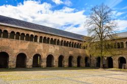 La collezione dello Stadtmuseum Simeonstift racconta la storia locale e si trova all'interno di un ex monastero nei pressi della Porta Nigra di Trier, Germania.