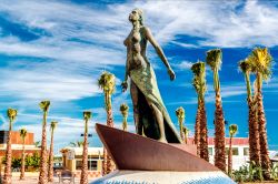 Statua di Mediterranea lungo la passeggiata di Fuengirola, Costa del Sol, Spagna. Sullo sfondo, il cielo blu e le palme - © Alexander Tihonov / Shutterstock.com 