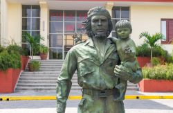 Una delle statue di Ernesto Che Guevara nella città di Santa Clara (Cuba). L'altra, più famosa, si trova nel memoriale a lui dedicato - foto © GagliardiImages / Shutterstock.com ...