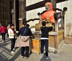 Statua in legno del Buddha al tempio Todaiji di Nara, Giappone - © MaRap / Shutterstock.com