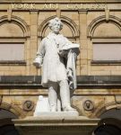 La statua di William Etty, il pittore britannico vissuto tra il XVIII e il XIX secolo, si trova fuori dalla York Art Gallery nella città di York, Inghilterra - foto © chrisdorney ...