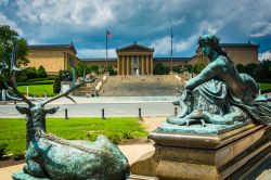 Statue a Eakins Oval nel centro di Philadelphia (Pennsylvania). Sullo sfondo, il museo di arte.




