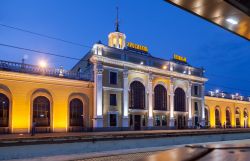 Stazione di Yaroslavl, Russia  - La stazione ferroviaria di Yaroslavl fa parte della linea inaugurata nel 1962 e ricostruita nel 2009 che collega, fra l'altro, la capitale Mosca con ...