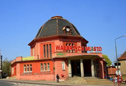 La piccola stazione ferroviaria di Walbrzych, Polonia. La città, quasi al confine con la Repubblica Ceca, è collegata da numerosi treni giornalieri anche con la vicina Breslavia ...