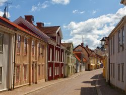 La via principale di Vimmerby è Storgatan. La cittadina, oltre ad un piccolo centro storico, offre ai suoi visitatori un museo delle moto da cross, l'Astrid Lindgren's World, ...
