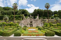 Lo Storico Giardino di Villa Garzoni è un capolavoro d'ingegneria idraulica e di bellezza. Fu realizzato nel Settecento ed è stato restaurato nel 2007 - Foto © FedericoPhotos ...