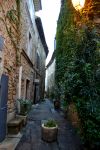 Ua stradina del centro storico di Lourmarin (Provenza, Francia). Questo villaggio alle pendici del Luberon è molto curato nei dettagli ed è abitato da artisti fancesi e internazionali.
 ...