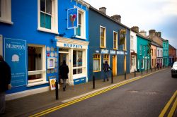 Una delle caratteristiche strade del centro della cittadina di Dingle, nella contea di Kerry. E' l'unica città dell'omonima penisola irlandese - © littleny / Shutterstock.com ...