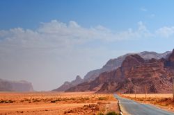 Strada all'interno del parco del Wadi Rum, il deserto di Lawrence d'Arabia, il più esteso  della Giordania  - © Paul D Smith / Shutterstock.com