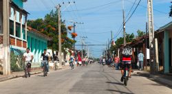 Una strada della città di Santa Clara (Cuba), sede della seconda università più importante del paese - foto © possohh / Shutterstock.com