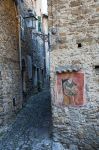 Strada del borgo medievale di Dolceacqua a Imperia, Italia - Una delle caratteristiche viuzze del centro storico di Dolceacqua dove architetture religiose, civili e militari si mescolano fra ...