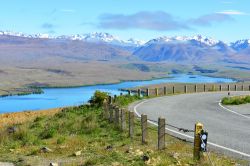 La strada per Mt John  e il Lake Tekapo: ci troviamo nella nella regione di Canterbury, a ridosso delle Alpi Neozelandesi, nell'isola del Sud della Nuova Zelanda - © MJ Prototype ...