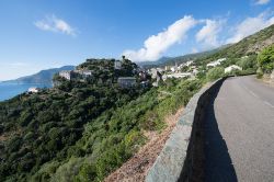 La strada panoramica del Cap Corse con vista sul borgo di Nonza, nord della Corsica