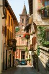 Una stretta strada del centro storico di Rivoli, l'ottava città del piemonte per numero di abitanti - © Stefano Ember / Shutterstock.com 