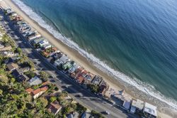 Una suggestiva veduta aerea delle case sulla spiaggia lungo la Pacific Coast Highway a Malibu, California.