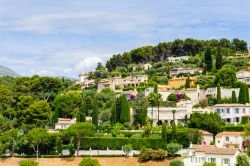 Un suggestivo panorama delle case signorili nelle vicinanze di Saint-Paul-de-Vence, Francia.

