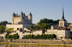 Sulla riva della Loira il Castello di Saumur (a sinistra) e la chiesa di Saint Pierre (a destra) - © PHB.cz (Richard Semik) / Shutterstock.com