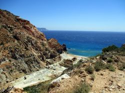 Spiaggia di Sulphur mine (Thiorichia): lo scenario è quasi surreale, con l'inquietante presenza dell'antica miniera di zolfo proprio alle spalle di questa bella spiaggia di Milos. ...