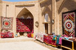 Tappeti tradizionali esposti nel bazar di Khiva in Uzbekistan - © Milosz Maslanka / Shutterstock.com