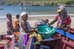 Tarrafal: una donna compra il pesce appena pescato nell'oceano. Siamo sull'isola di Santiago (Capo Verde) - © Salvador Aznar / Shutterstock.com