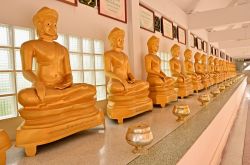 Statue del Buddha attorno al tempio Wat Po Thong a Ang Thong, Thailandia  - © dreamloveyou / Shutterstock.com