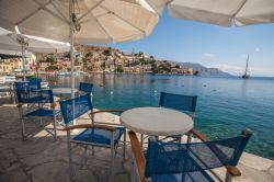 Tavolini di un bar all'aperto sull'isola di Symi, Grecia. 
