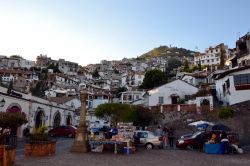 Taxco de Alarcón: conosciuta più semplicemente come Taxco, è una cittadina di circa centomila abitanti costruita sul fianco di una montagna a quota 1752 metri s.l.m., nello ...