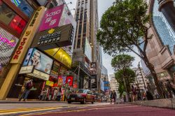 Una taxi su una strada nei pressi di Times Square a Causeway Bay, Hong Kong. L'utilizzo dei mezzi pubblici a Hong Kong raggiunge cfre record nel mondo - © e X p o s e / Shutterstock.com ...