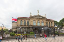 Teatro Nazionale di San José, Costa Rica. A volerne la costruzione furono i grandi magnati del caffé che pur di abbellire la loro capitale con un teatro di grande fama decisero ...