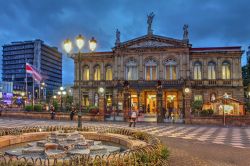 La piazza di fronte al Teatro Nazionale di San José, Costa Rica. Una bella immagine by night della piazza su cui si affaccia il teatro cittadino, la costruzione più visitata e ...