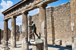 Tempio di Apollo a Pompei, Campania - Risalente in origine al 550 a.C. e più volte rimaneggiato, il tempio di Apollo è uno dei più antichi della città. L'ingresso ...