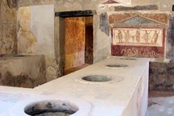 Thermopolium Asellina di Pompei, Campania - E' la locanda più completa rinvenuta a Pompei. Durante gli scavi archeologici è stata riportata alla luce una grande quantità ...