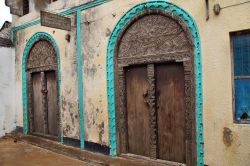 Una tipica porta in legno a Lamu, Kenya - molti edifici di Lamu, la più grande città dell'omonima isola kenyota, mostrano ancora le tracce della dominazione dell'Oman ...