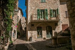 Una tipica stradina con la piazzetta e la fontana a Saint-Paul-de-Vence, Francia. Questo piccolo e romantico villaggio medievale venne costruito abbarbicato sulla montagna per sfuggire agli ...