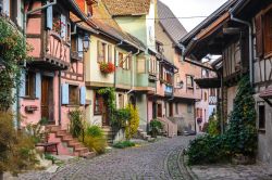 Tipiche case dalla facciata colorata nel centro di Eguisheim, Alsazia (Francia).

