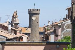 La Torre dell'Orologio domina il Palazzo della Loggia e il borgo di Bagnaia (Viterbo, Lazio).
