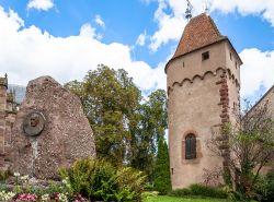 Una torre medievale nei pressi della chiesa di St. Pierre a Obernai in Alsazia - © Sergey Kelin / Shutterstock.com