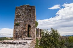 La torre sulle mura del Borgo di Monteriggioni - Così come tutta la fortificazione venne costruita soprattutto per motivi di difesa militari, così anche la torre ebbe lo scopo ...