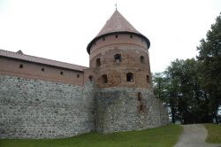 Uno dei torrioni ricostruiti del Castello di Trakai, si nota la volontà di lasciare visibile la parte originali (mattoni chiari) mentre la parte ricostruita con mattoni color cotto.