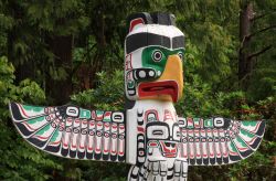 Totem aborigeno a Vancouver, British Columbia, Canada. I totem sono magnifici esempi di arte aborigena. L'antica pratica dell'intaglio di questi pali rituali è stata tramandata ...