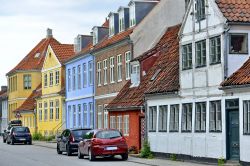 Tradizionali case danesi cone le facciate colorate nella città di Helsingor.



