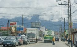 Traffico in una strada a San José, Costa Rica. La capitale costaricana è una moderna città che combina attività commerciali e industria del turismo - © riekephotos ...