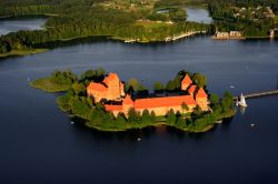 Fotografia aerea del castello di Trakai, Lituania - © vikau / iStockphoto LP. 