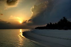 Un tramonto spettacolare visto dall'isola di Asdu (Malé Nord), arcipelago delle Maldive.