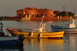 Tramonto nel porticciolo di Marzamemi, Sicilia - Le luci del tramonto si riflettono nelle acque del Mar Ionio rendendo ancora più suggestivi i paesaggi offerti da questo borgo della Sicilia ...